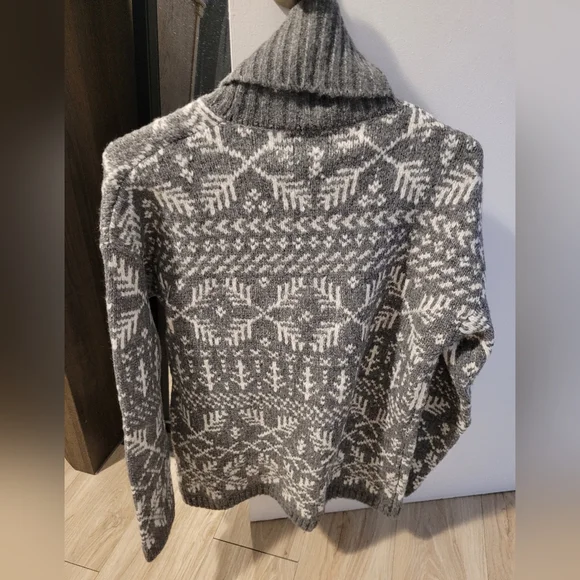Gray Patterned  Sweater - Picture 2 of 4